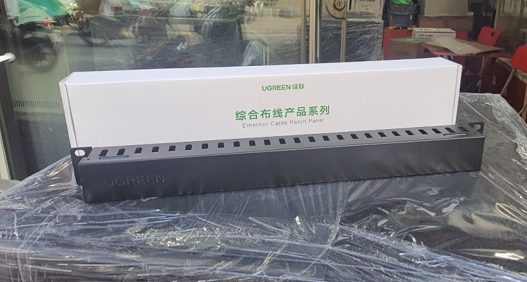 Thanh quản lý cáp Ugreen 70424 24 cổng Bộ kẹp dây cho Patch Panel RJ45 Management Rack màu đen.