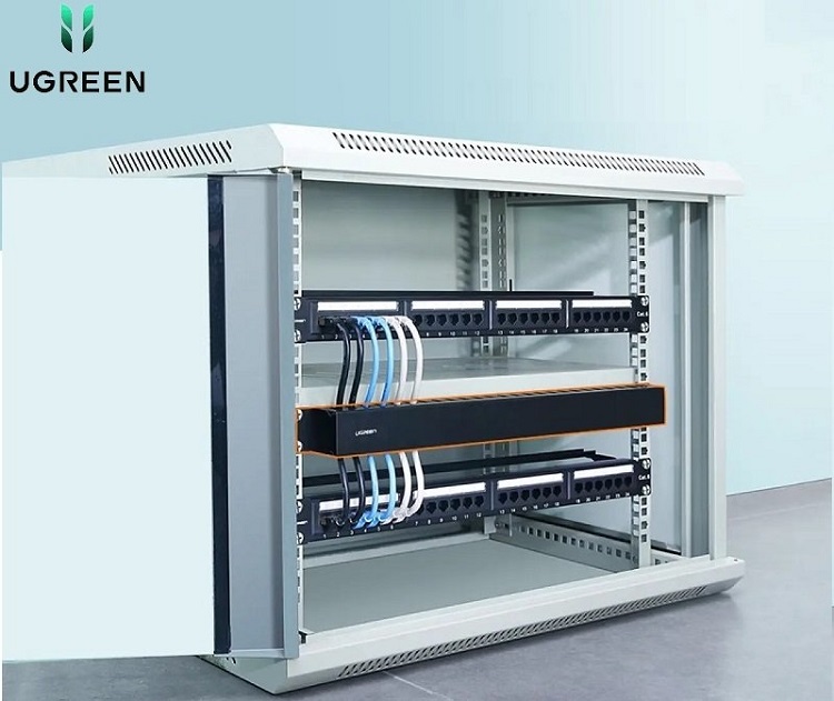 Thanh quản lý cáp Ugreen 70424 24 cổng Bộ kẹp dây cho Patch Panel RJ45 Management Rack màu đen.