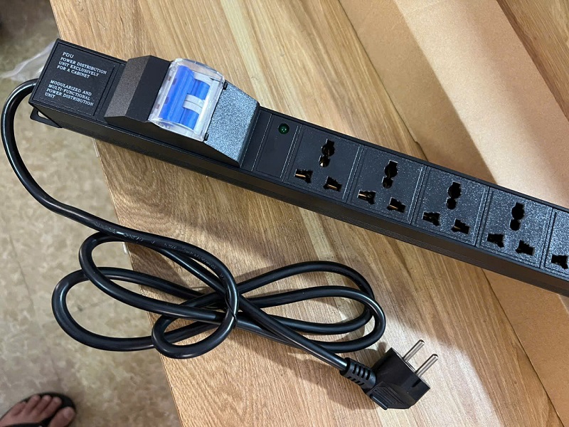 Thanh nguồn PDU 12 ổ cắm CB16A cao cấp , Dây dài 1.5m, chuẩn Rack
